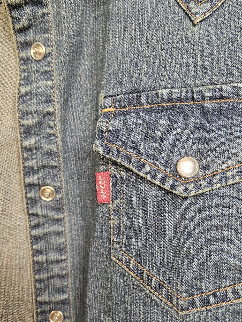 LEVI’S Vintage Western Denim Shirt Womens Size LARGE Long Sleeve Pearl Snaps - Picture 3 of 10
